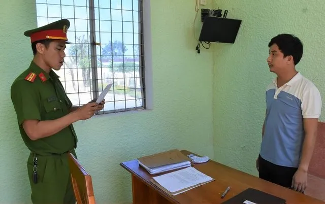 Lực lượng công an tống đạt các quyết định khởi tố vụ án, khởi tố bị can và lệnh bắt tạm giam đối với Nguyễn Như Nhân