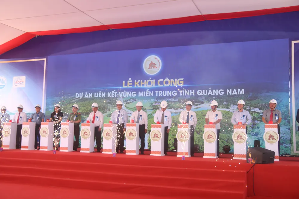 Các đại biểu thực hiện nghi thức lễ khởi công dự án. Ảnh: NGUYỄN CƯỜNG Các đại biểu thực hiện nghi thức lễ khởi công dự án. Ảnh: NGUYỄN CƯỜNG