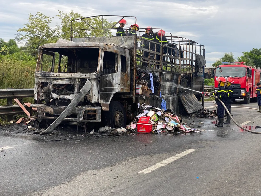 Chiếc xe tải bị cháy gần như hoàn toàn Chiếc xe tải bị cháy gần như hoàn toàn