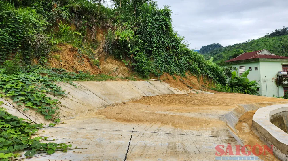 Một bờ kè của trụ sở làm việc tại trung tâm hành chính huyện Nam Trà My vừa được xây dựng đã có đất đá tràn xuống sau đợt mưa lớn. Ảnh: NGUYỄN CƯỜNG Một bờ kè của trụ sở làm việc tại trung tâm hành chính huyện Nam Trà My vừa được xây dựng đã có đất đá tràn xuống sau đợt mưa lớn. Ảnh: NGUYỄN CƯỜNG