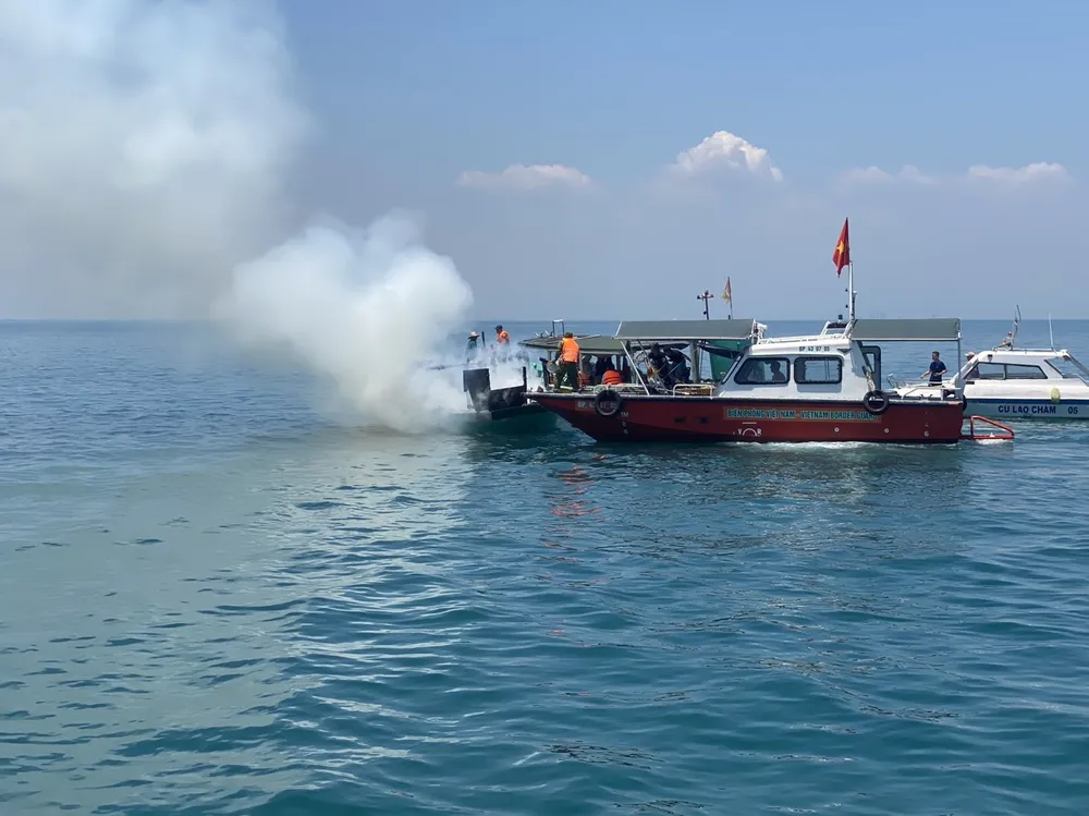 Các lực lượng cùng người dân địa phương hỗ trợ dập lửa