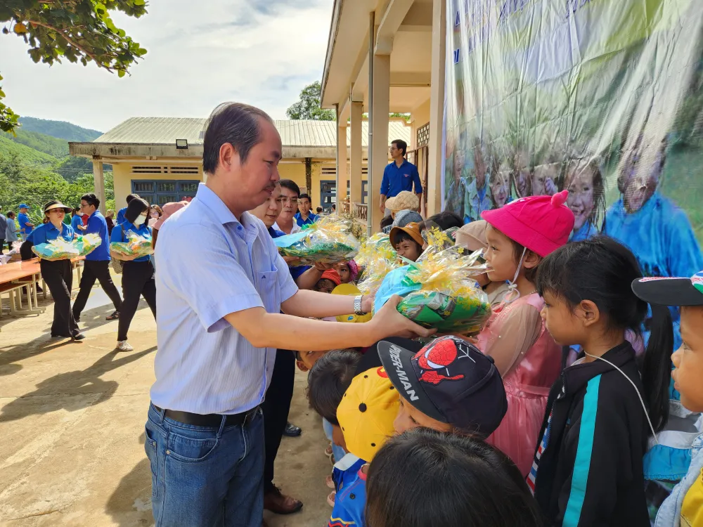Đại diện các đơn vị tài trợ tặng quà cho các em học sinh Đại diện các đơn vị tài trợ tặng quà cho các em học sinh