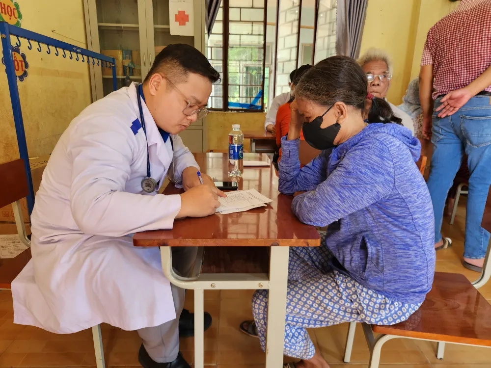 Đoàn Trường Đại học Kỹ thuật Y - Dược Đà Nẵng thăm khám cho người dân xã Kà Dăng Đoàn Trường Đại học Kỹ thuật Y - Dược Đà Nẵng thăm khám cho người dân xã Kà Dăng