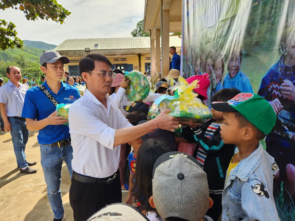 Nhà báo Nguyễn Hùng, Trưởng VPĐD Báo SGGP tại miền Trung trao quà cho các em học sinh Nhà báo Nguyễn Hùng, Trưởng VPĐD Báo SGGP tại miền Trung trao quà cho các em học sinh