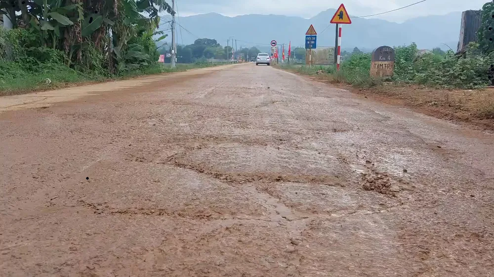 Nhiều điểm trên DT617 xuất hiện "ổ gà", bong tróc mặt đường dù đã được sửa chữa Nhiều điểm trên DT617 xuất hiện "ổ gà", bong tróc mặt đường dù đã được sửa chữa