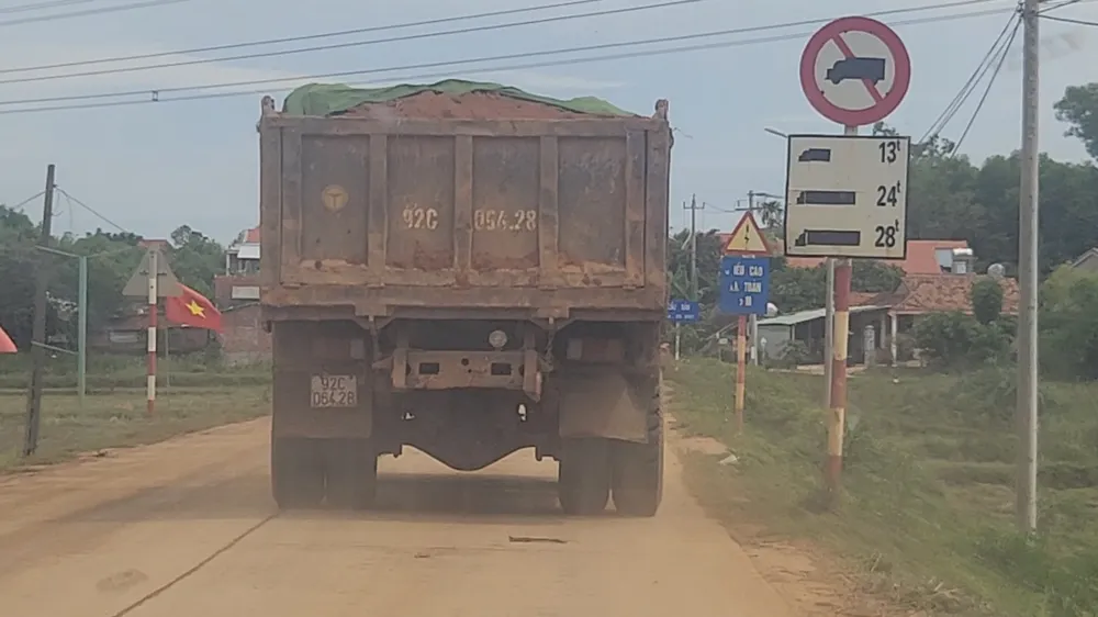 Đây là tuyến đường giao thông chính của người dân xã Tam Mỹ Tây (huyện Núi Thành, tỉnh Quảng Nam) cắm bảng giới hạn tải trọng 13 tấn Đây là tuyến đường giao thông chính của người dân xã Tam Mỹ Tây (huyện Núi Thành, tỉnh Quảng Nam) cắm bảng giới hạn tải trọng 13 tấn