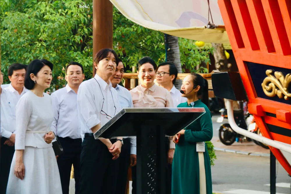 Hoàng Thái tử Nhật Bản Akishino và Công nương Kiko bên mô hình Châu Ấn thuyền được trưng bày tại phố cổ Hội An Hoàng Thái tử Nhật Bản Akishino và Công nương Kiko bên mô hình Châu Ấn thuyền được trưng bày tại phố cổ Hội An