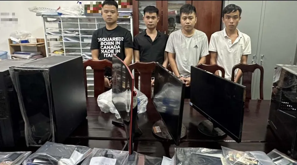 Nhóm đối tượng cùng tang vật tại cơ quan công an Nhóm đối tượng cùng tang vật tại cơ quan công an