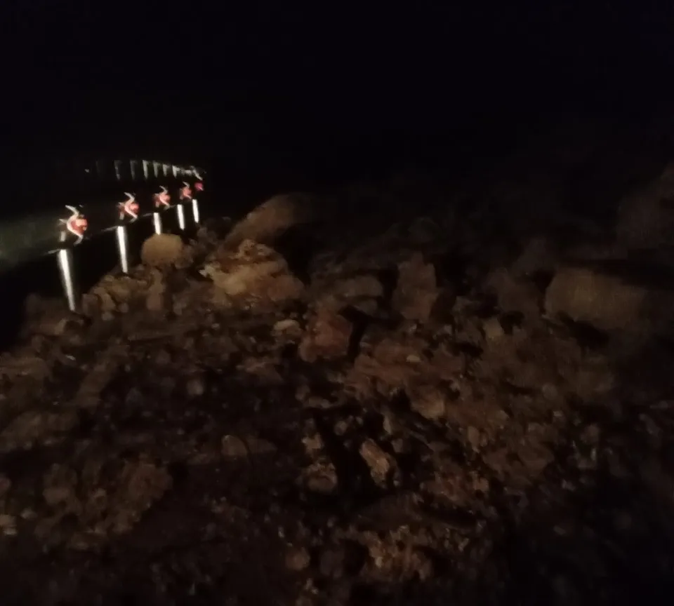 Một khối lượng đất đá lớn từ taluy dương sạt xuống mặt đường ĐT611 đoạn qua đèo Le. Ảnh: Sở GTVT