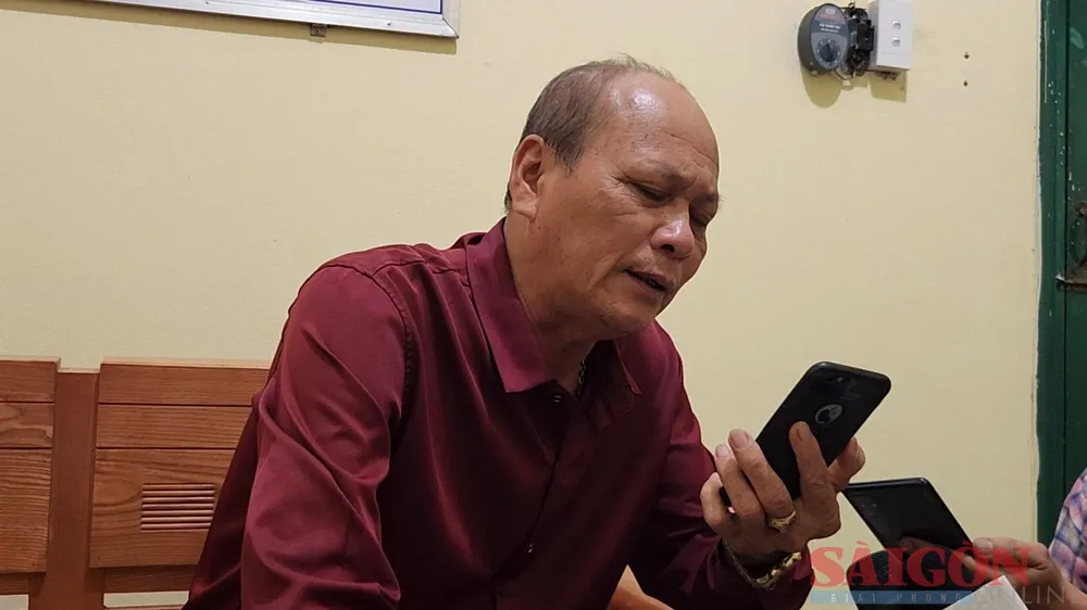 Ông Phan Trinh, Chủ tịch Nghiệp đoàn nghề cá xã Tam Giang liên lạc với tàu tham gia cứu hộ Ông Phan Trinh, Chủ tịch Nghiệp đoàn nghề cá xã Tam Giang liên lạc với tàu tham gia cứu hộ