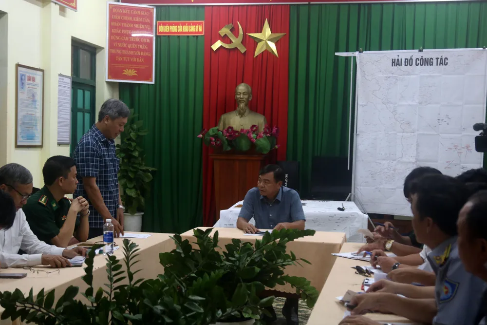 Lãnh đạo tỉnh Quảng Nam báo cáo tình hình tìm kiếm các nạn nhân còn mất tích với Thứ trưởng Bộ NN-PTNT Nguyễn Hoàng Hiệp. Ảnh: NGUYỄN CƯỜNG