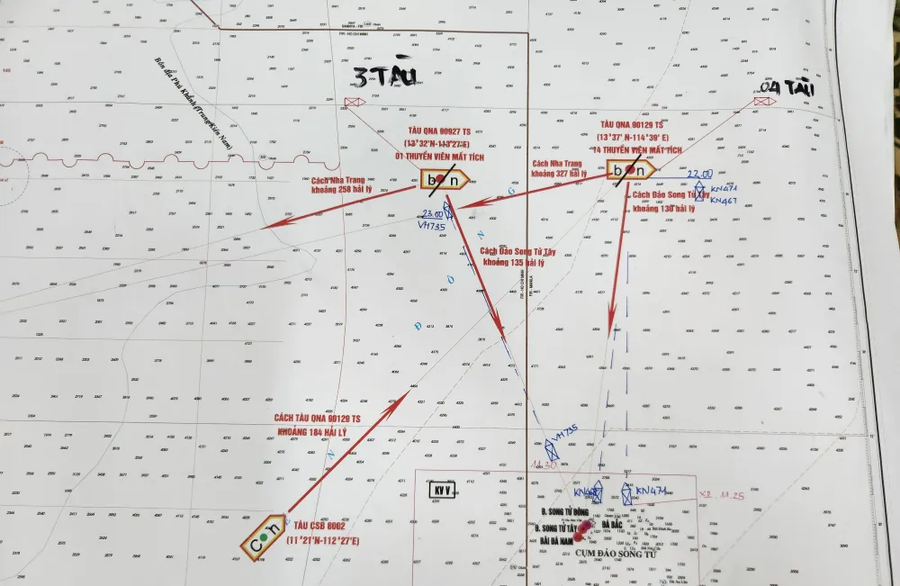Hải đồ hiển thị khu vực 2 tàu gặp nạn và các tàu đang triển khai tìm kiếm các ngư dân còn đang mất tích. Ảnh: NGUYỄN CƯỜNG Hải đồ hiển thị khu vực 2 tàu gặp nạn và các tàu đang triển khai tìm kiếm các ngư dân còn đang mất tích. Ảnh: NGUYỄN CƯỜNG