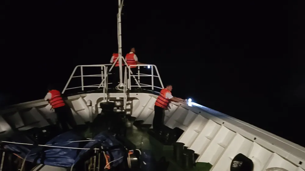 Lực lượng thuộc Vùng 4 Hải quân tổ chức tìm kiếm các ngư dân khi tiếp cận khu vực bị nạn Lực lượng thuộc Vùng 4 Hải quân tổ chức tìm kiếm các ngư dân khi tiếp cận khu vực bị nạn