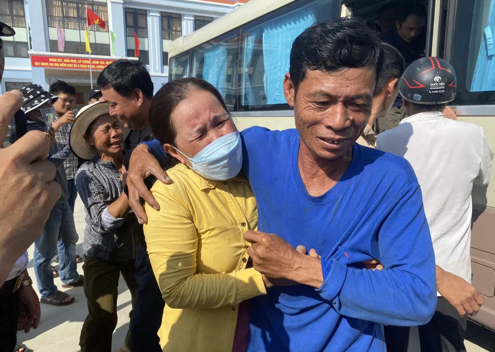 Òa khóc khi thấy người thân của mình trở về