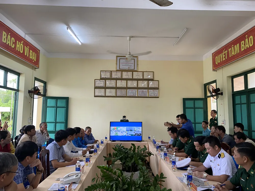 Các đơn vị nghe lực lượng tìm kiếm tại hiện trường báo cáo trực tiếp Các đơn vị nghe lực lượng tìm kiếm tại hiện trường báo cáo trực tiếp