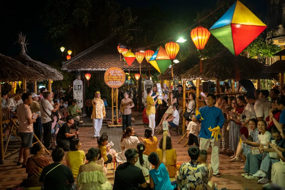 Nghệ thuật hô hát bài chòi là một phần đời sống tinh thần của người dân Hội An Nghệ thuật hô hát bài chòi là một phần đời sống tinh thần của người dân Hội An
