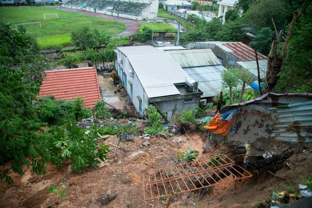 Mưa lớn gây sạt lở taluy Bệnh viện Đa khoa Bắc Quảng Nam tại huyện Đại Lộc làm ảnh hưởng 12 hộ dân Mưa lớn gây sạt lở taluy Bệnh viện Đa khoa Bắc Quảng Nam tại huyện Đại Lộc làm ảnh hưởng 12 hộ dân