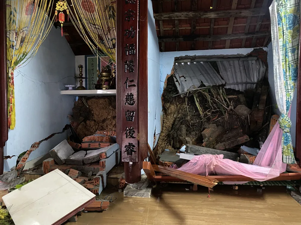 Lượng lớn đất bị sạt lở đổ ập, làm hư hỏng nhà của một người dân ở huyện Đại Lộc