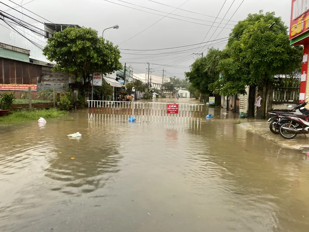 Trong 6 đến 12 giờ tới, lũ trên sông Vu Gia tiếp tục lên và đạt đỉnh ở mức xấp xỉ BĐ3 sau đó xuống chậm. Trên sông Thu Bồn tiếp tục lên đạt đỉnh ở mức BĐ2 đến dưới BĐ3, sau đó xuống chậm. Trong 12 đến 24 giờ tới, lũ trên các sông xuống chậm. Trong 6 đến 12 giờ tới, lũ trên sông Vu Gia tiếp tục lên và đạt đỉnh ở mức xấp xỉ BĐ3 sau đó xuống chậm. Trên sông Thu Bồn tiếp tục lên đạt đỉnh ở mức BĐ2 đến dưới BĐ3, sau đó xuống chậm. Trong 12 đến 24 giờ tới, lũ trên các sông xuống chậm.