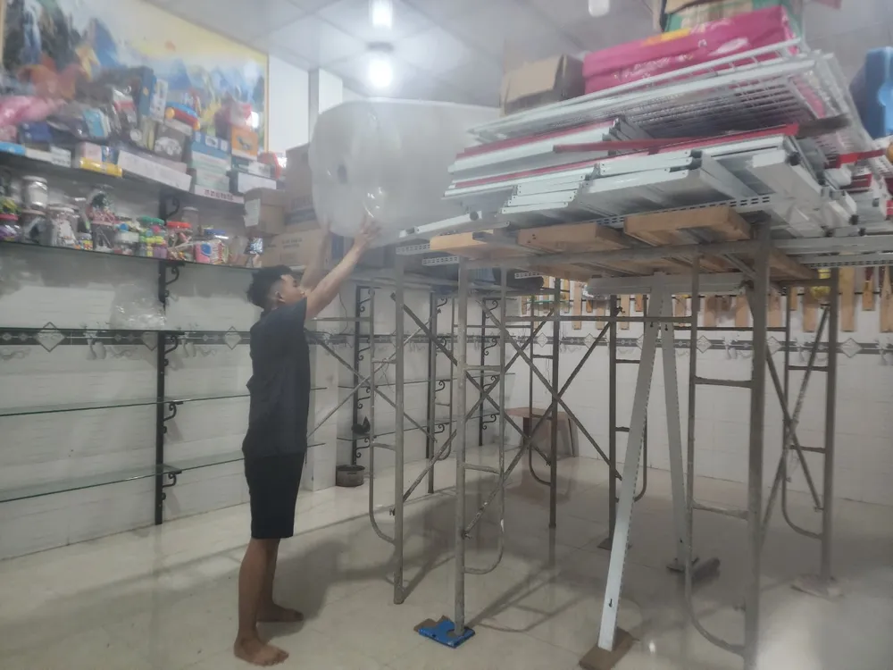 Một cửa hàng dùng giàn giáo để đưa tài sản lên cao Một cửa hàng dùng giàn giáo để đưa tài sản lên cao