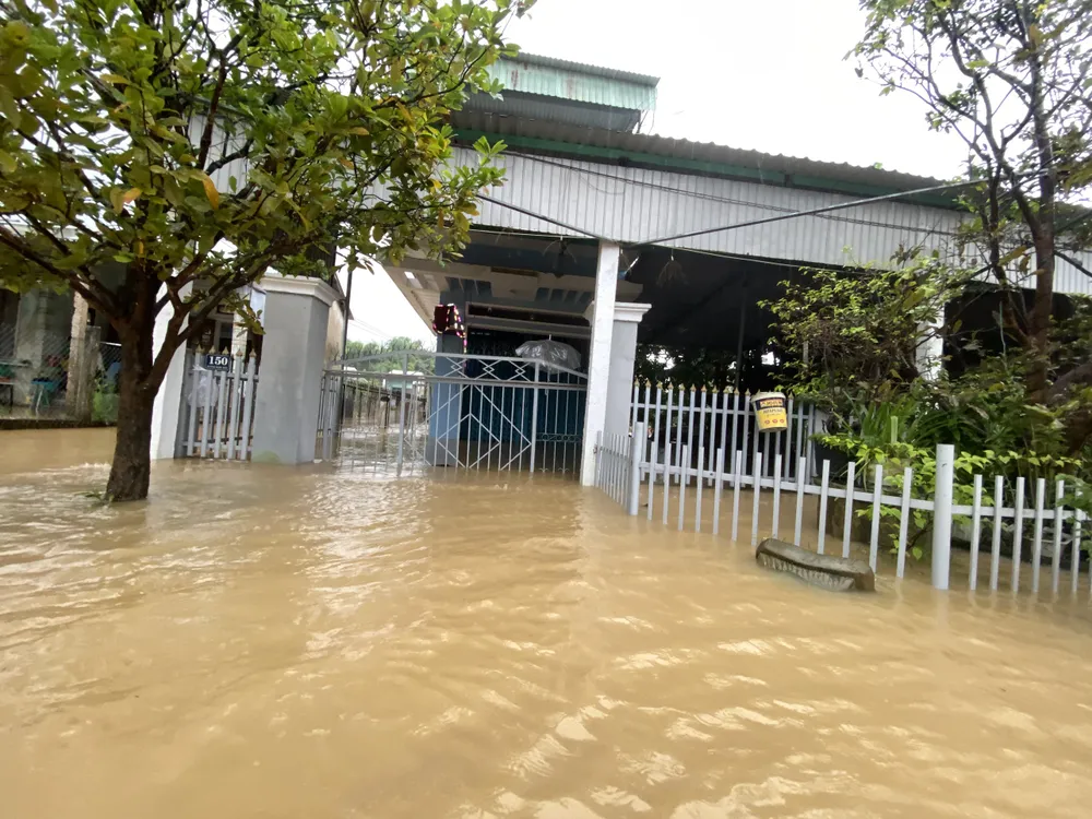 Từ chiều 14-11, nước lũ đã dâng gây ngập nhiều nhà dân ở thôn Hà Nha (xã Đại Đồng, huyện Đại Lộc) Từ chiều 14-11, nước lũ đã dâng gây ngập nhiều nhà dân ở thôn Hà Nha (xã Đại Đồng, huyện Đại Lộc)