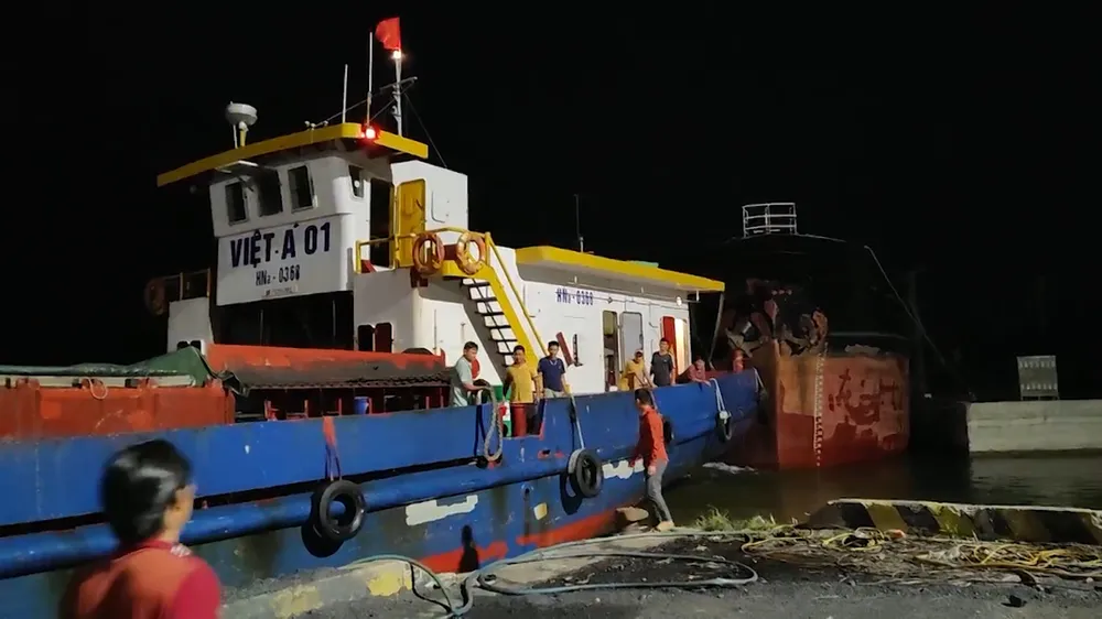Tàu Việt Á 01 đưa các thuyền viên của tàu bị nạn vào bờ Tàu Việt Á 01 đưa các thuyền viên của tàu bị nạn vào bờ