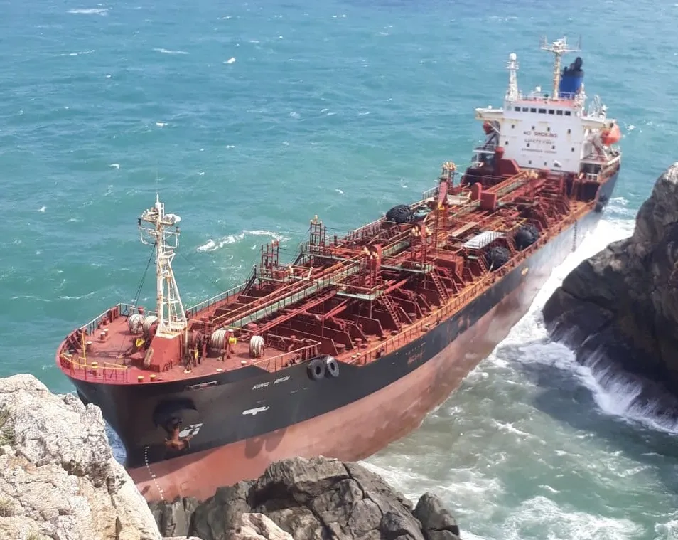 Tàu hàng đã được lực lượng Biên phòng thả neo để cố định vị trí Tàu hàng đã được lực lượng Biên phòng thả neo để cố định vị trí