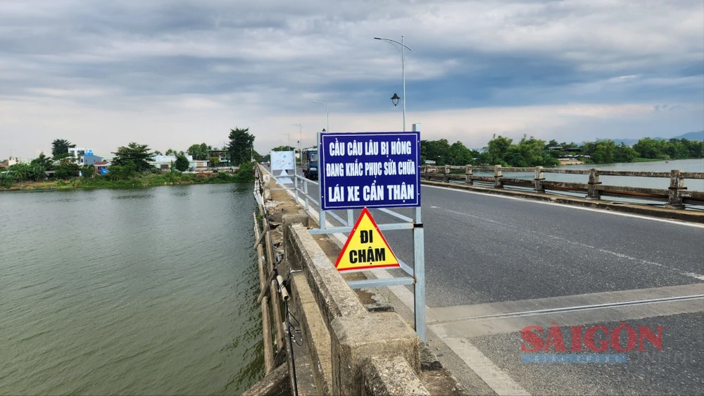 Nhiều hạng mục của cầu Câu Lâu cũ đã xuống cấp, gây nguy hiểm cho người tham gia giao thông. Ảnh: NGUYỄN CƯỜNG