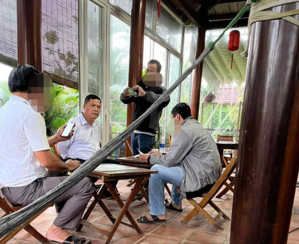 Đối tượng Bảo lúc bị bắt quả tang khi đang nhận tiền của doanh nghiệp received-1451275062086053-7426-5155-8881.jpeg