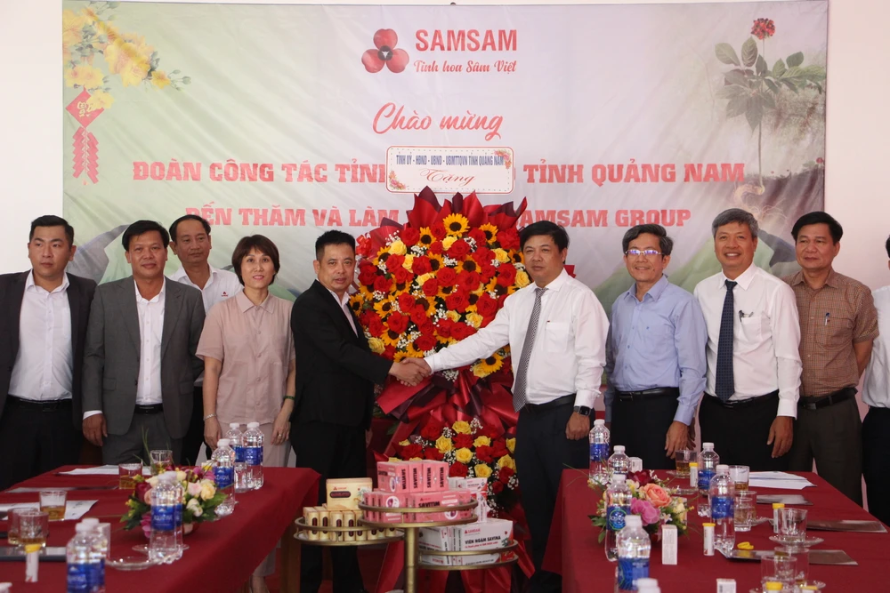 Đoàn công tác tặng hoa động viên đầu năm cho doanh nghiệp img-4706-6245.jpg