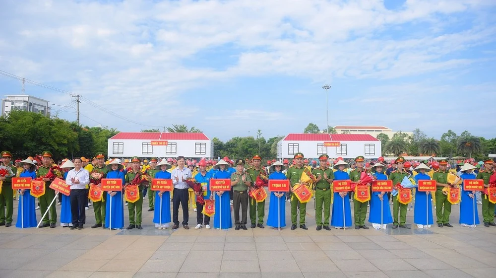 18 đội thi Tổ liên gia an toàn PCCC xuất sắc đại diện cho 18 địa phương trong toàn tỉnh tham gia hội thi 26-5-6.jpg