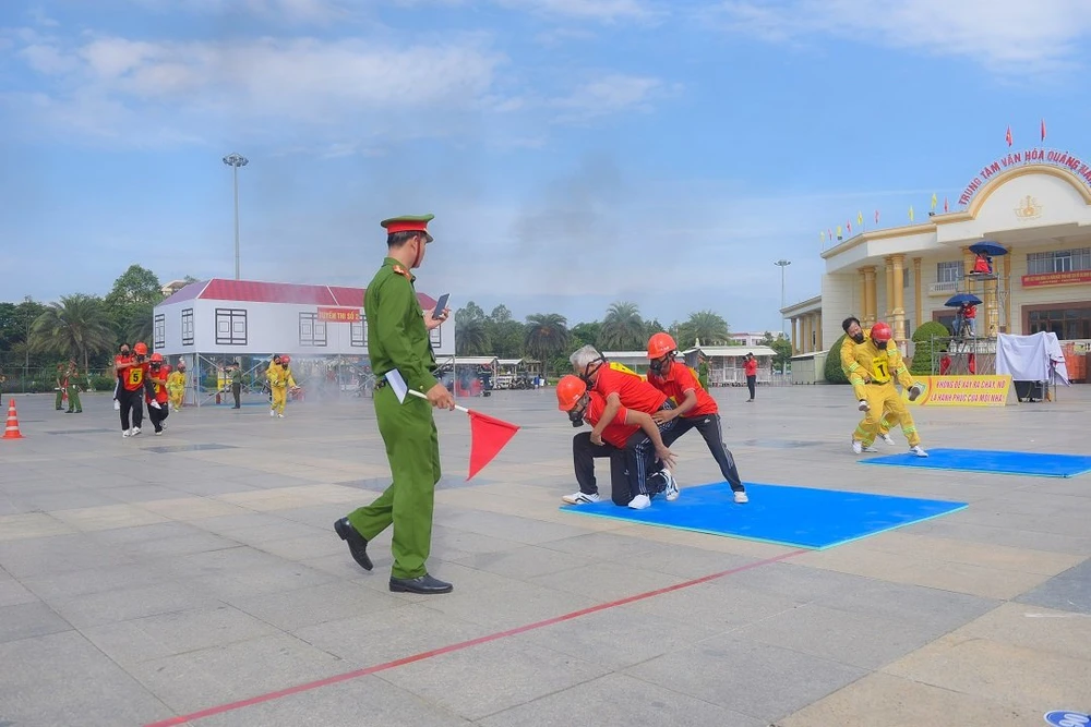 Phần thi kỹ năng cứu người và di chuyển tài sản đối với loại hình nhà để ở kết hợp sản xuất, kinh doanh 26-5-pccc-4.jpg