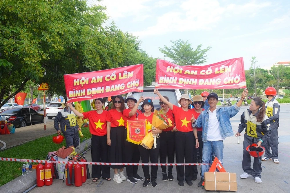 Cổ động viên đến cổ vũ thi đấu 26-5-pccc-5.jpg