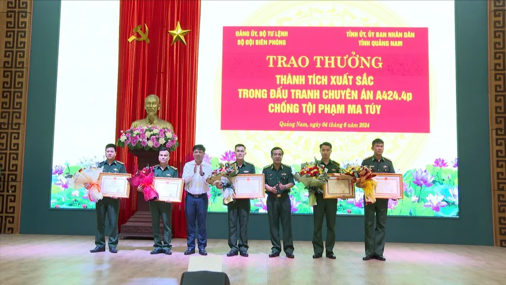 Lãnh đạo Bộ Tư lệnh BĐBP và Tỉnh ủy Quảng Nam trao bằng khen cho các tổ tập thể, cá nhân có thành tích khi tham gia chuyên án 4-6-khen-thuong-ma-tuy-200kg (4).jpg