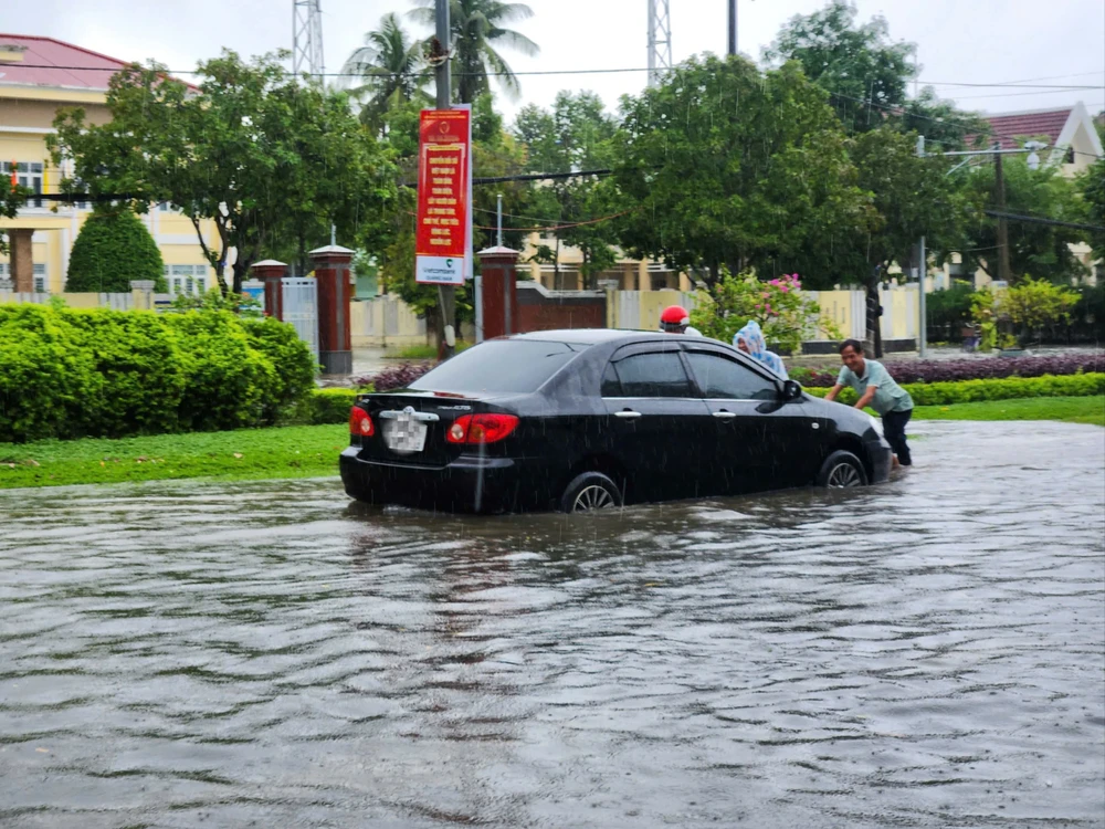 Một chiếc ô tô bị chết máy khi cố vượt qua đoạn ngập sâu tại đường Hùng Vương 21-10-ngap-Tam-Ky (16).jpg