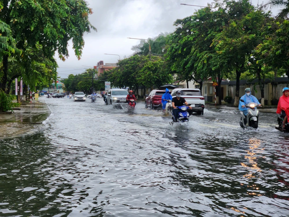 Nhiều tuyến đường bị ngập khiến việc đi lại của người dân gặp nhiều khó khăn 21-10-ngap-Tam-Ky (19).jpg