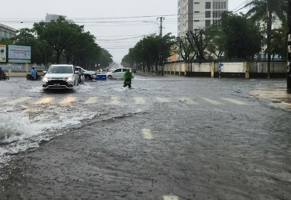 Ngã tư Nguyễn Chí Thanh giao Trưng Nữ Vương ngay trung tâm thành phố cũng bị ngập 21-10-ngap-Tam-Ky (4).jpg