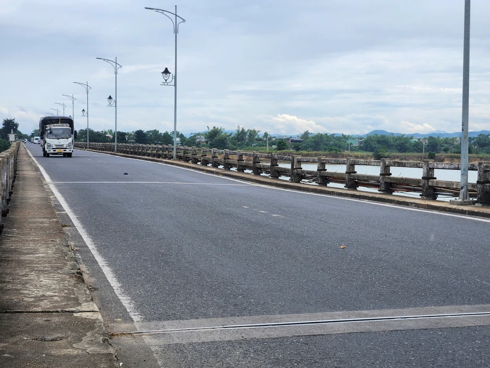 Cầu Câu Lâu cũ hiện xuống cấp nghiêm trọng nên phải phân luồng các phương tiện lưu thông 29-10-cau-cau-lau-2.jpg
