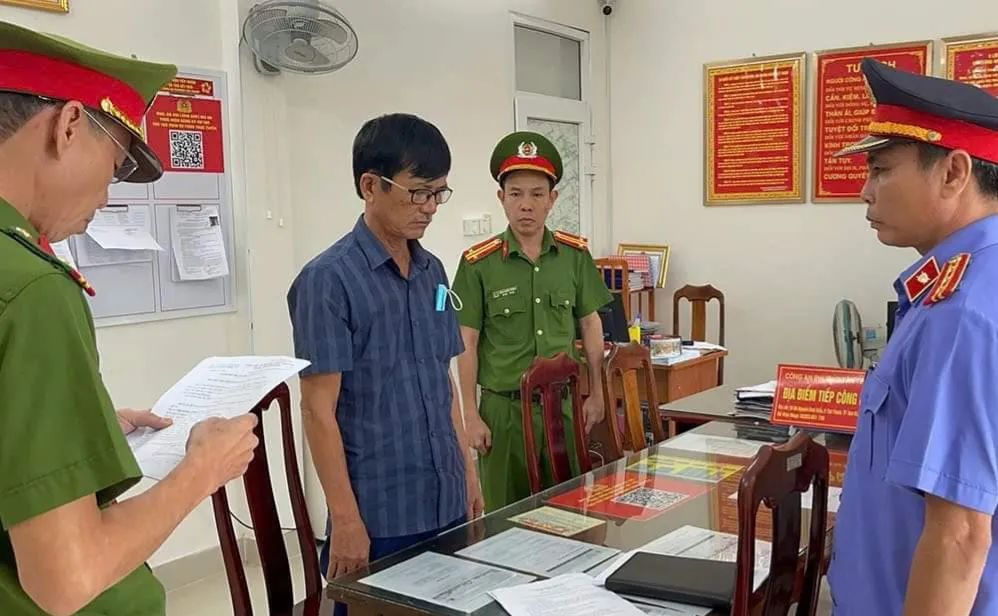 Lực lượng công an đọc quyết định bắt tạm giam đối với Phạm Bá Lĩnh 3-11-khoi-to-giam-doc-chiem-dung-12ty.jpg