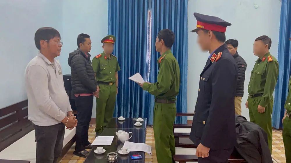 Cơ quan chức năng đọc quyết định bắt bị can để tạm giam đối với Võ Hữu Dũng và Lê Văn Được 31-12-truong-phong-quan-ly-do-thi-bị-bat-vi-nhan-hoi-lo.jpg