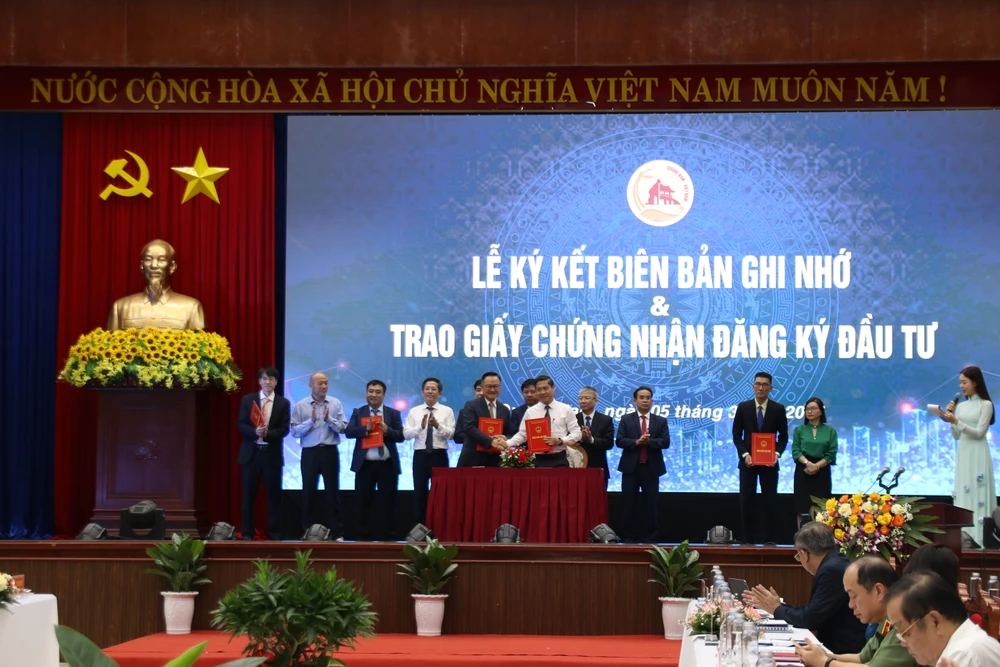 Tỉnh Quảng Nam ký biên bản ghi nhớ và trao giấy chứng nhận đăng ký đầu tư với các doanh nghiệp a5.JPG
