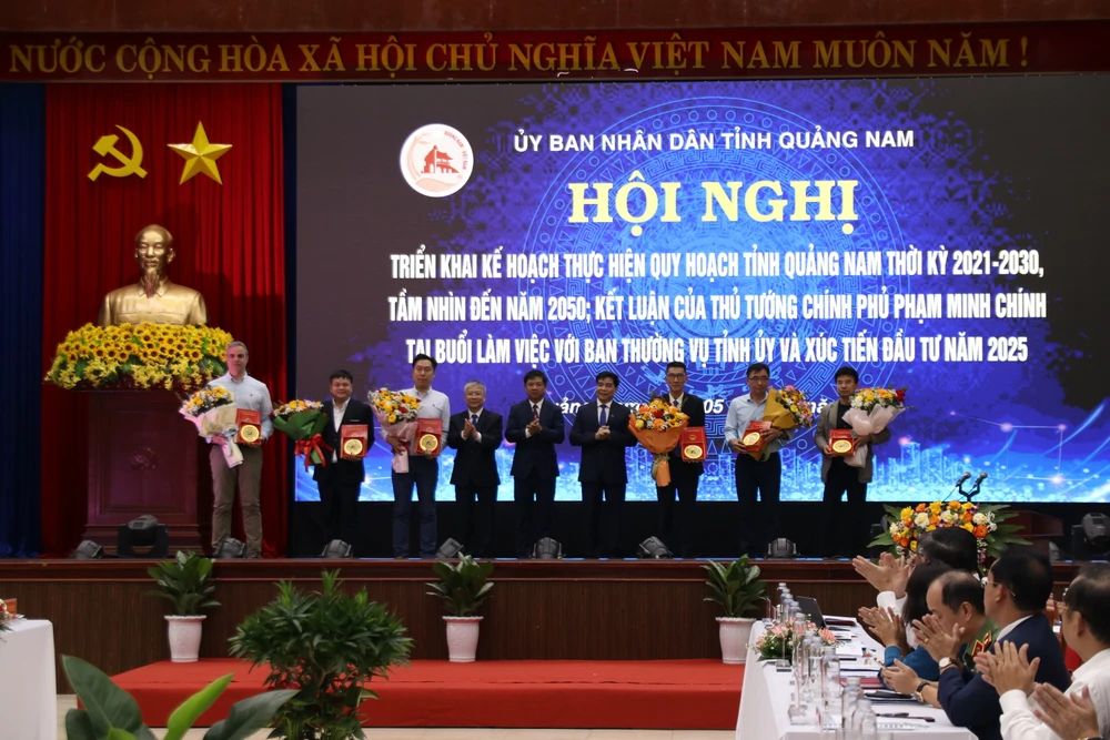 Lãnh đạo tỉnh Quảng Nam trao giấy chứng nhận đầu tư, chủ trương đầu tư cho 6 dự án IMG_9874.JPG