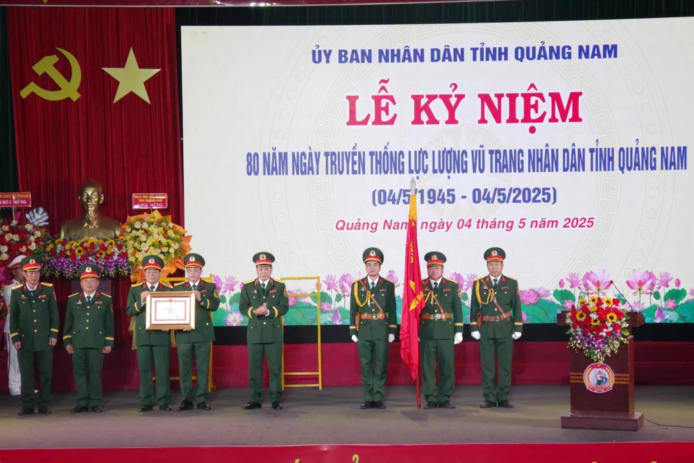 Thiếu tướng Lê Ngọc Hải, Tư lệnh Quân khu 5 thừa ủy quyền Chủ tịch nước tặng Huân chương Quân công hạng nhất cho lực lượng vũ trang tỉnh Quảng Nam 4-5-bchqs-quang-nam-.jpg