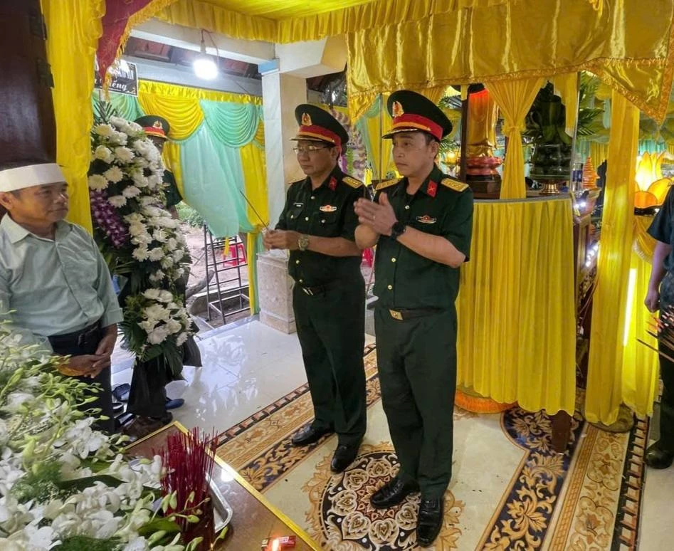 Bộ Chỉ huy Quân sự tỉnh Quảng Nam viếng hương Mẹ Lê Thị Trị 6-5-bchqna.jpg