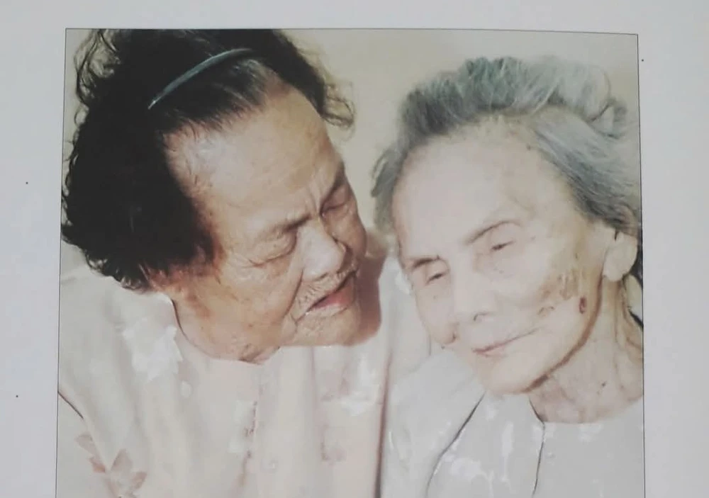 Ảnh Mẹ Lê Thị Trị (bên trái) và Mẹ Nguyễn Thị Thứ được chụp vào năm 2009 Mẹ VNAH-2.jpg