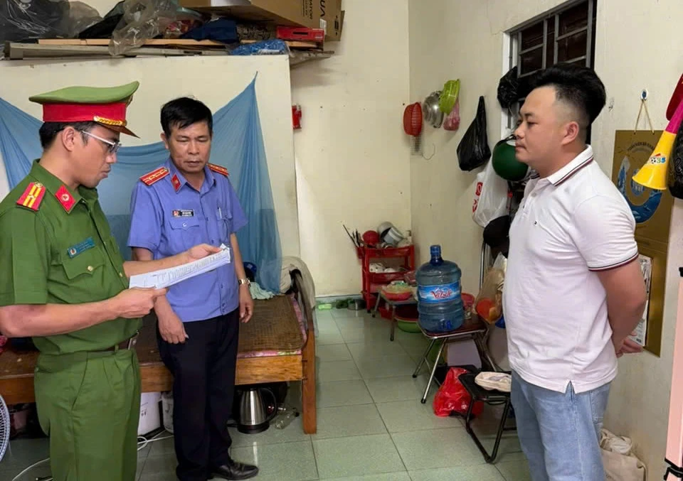 Cơ quan chức năng thi hành lệnh bắt tạm giam đối tượng Nguyễn Thành Đạt 9-5-lua-dao-dao-han-ngan-hang.jpg