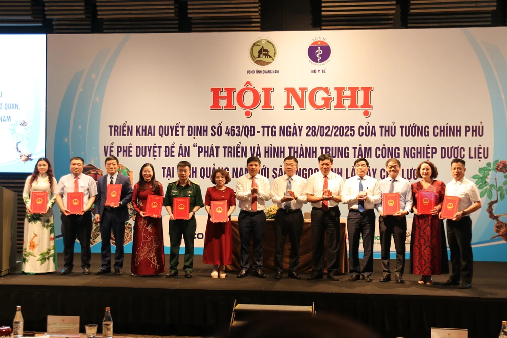 Tỉnh Quảng Nam đã ký kết các bản ghi nhớ và thỏa thuận nghiên cứu, khảo sát đầu tư dự án với 8 đơn vị, nhà đầu tư 10-5-hoi-nghi-sam-2.JPG
