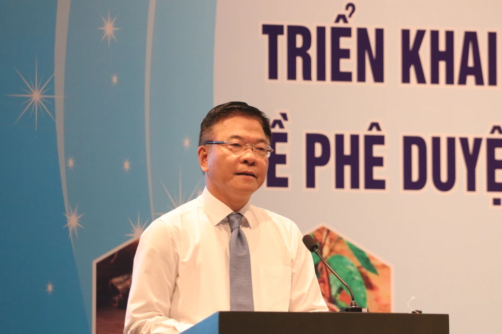Phó Thủ tướng Chính phủ Lê Thành Long phát biểu chỉ đạo hội nghị 10-5-hoi-nghi-sam-3.JPG