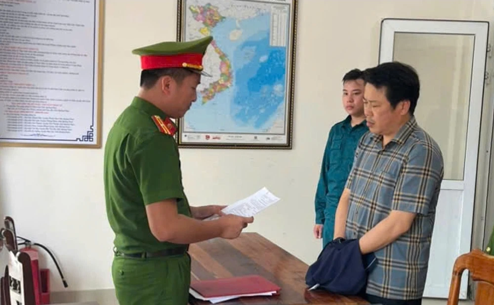 Cơ quan công an đọc lệnh bắt tạm giam đối với Trần Phú Hòa 13-5-lua-dao-chiem-doat-tai-san.jpg