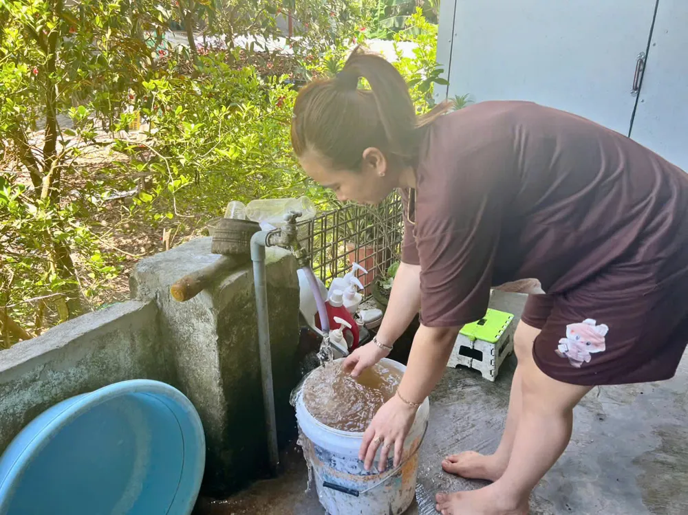 Việc nước bị cắt đột ngột, sau khi có lại thì ô nhiễm không được nhà cung cấp thông báo đến người dân 16-5-nuoc-sinh-hoat-nhiem-ban-1.jpg